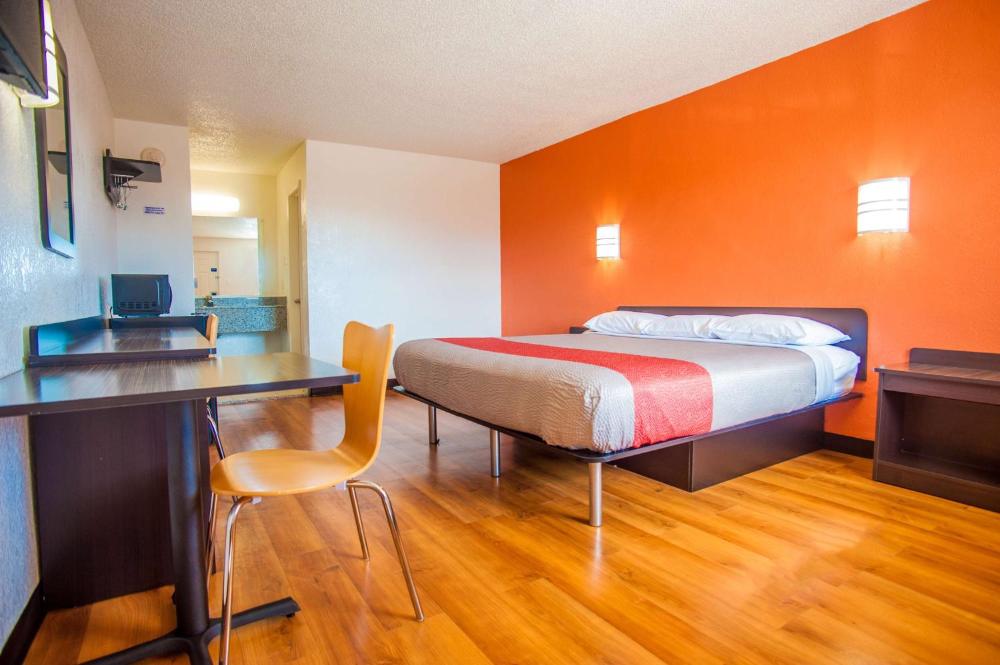 King Room with Roll-in Shower - Disability Access - Non-Smoking interior